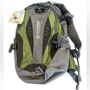 NWT Outdoor Products 584-OP gray and green deluxe hydration unisex backpack
